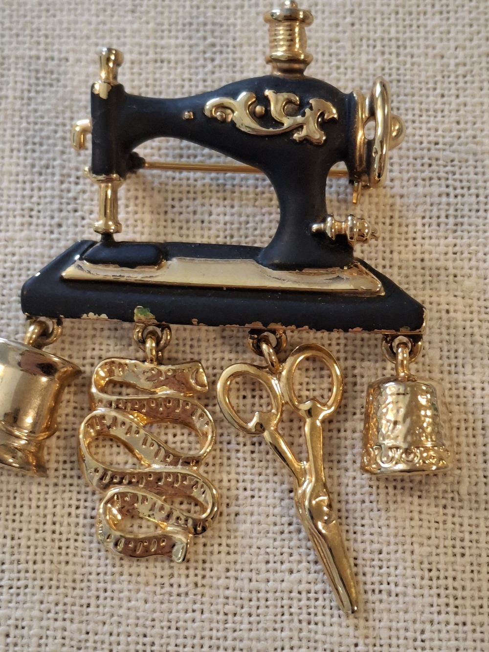 Danecraft Black And Gold Sewing Machine Brooch With Dangle Sewing Accessoties